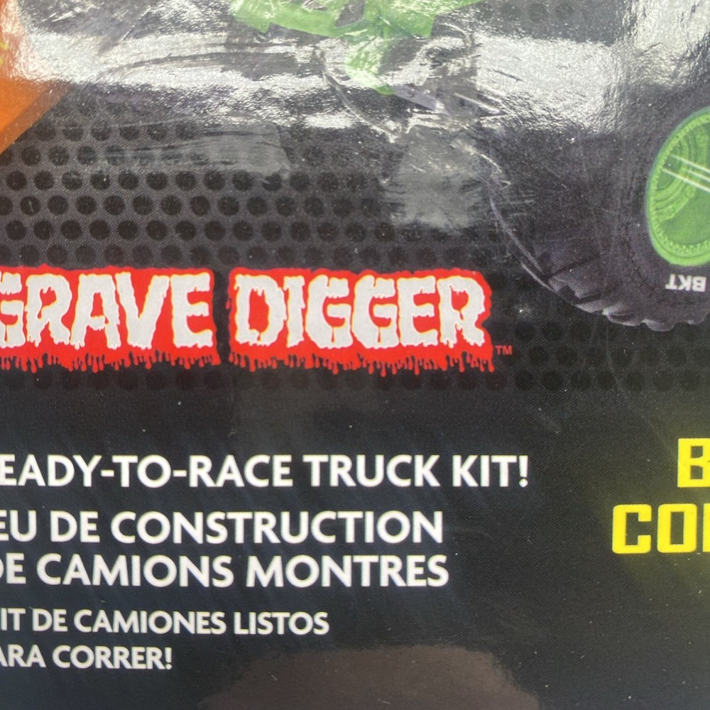 Monster Jam Mechanix Grave Digger Build & Rebuild 1:32 Race Truck Kit - Picture 11 of 13